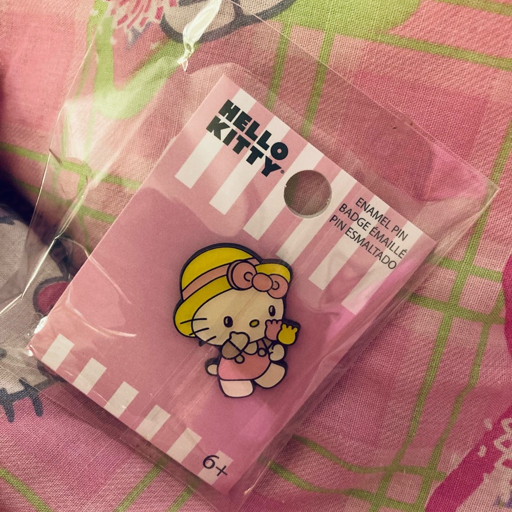 🪏💛Hello Kitty “HK in a yellow hat, holding flowers” Enamel Pin 💐